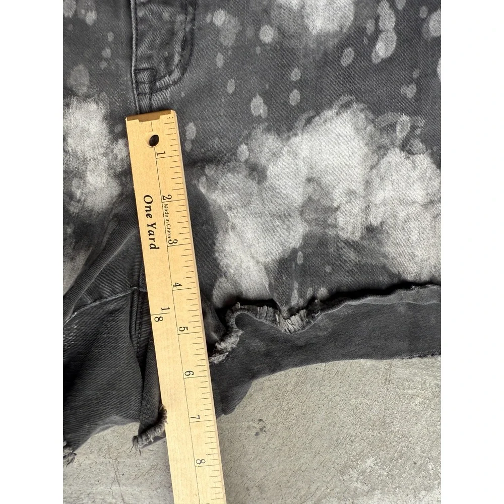Womens Sz 18 TORRID Denim Acid Washed Paint Splatter Design Shorts - Picture 4 of 5
